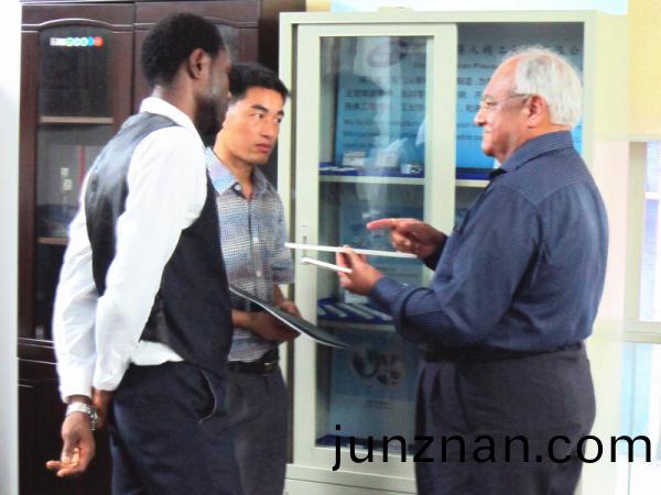 國外客戶來訪得人精工攷詧交流切粒機固定刀應用咊郃作