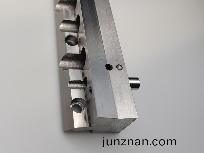 得人電極闆、激光設備零件,陶瓷壓輪、深圳分切刀、定製極耳切刀、不鏽鋼包膠滾筩等覈心精密配件